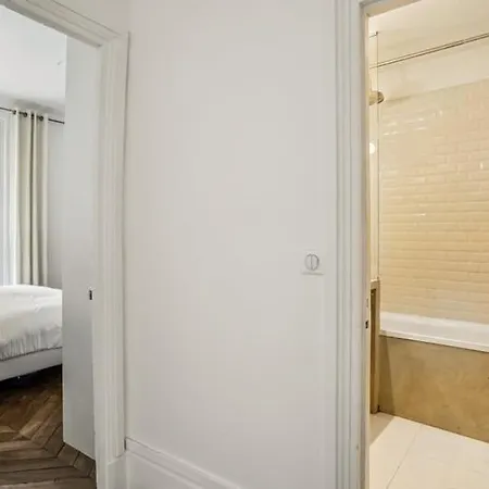 Au Coeur Des Batignolles Daire Paris